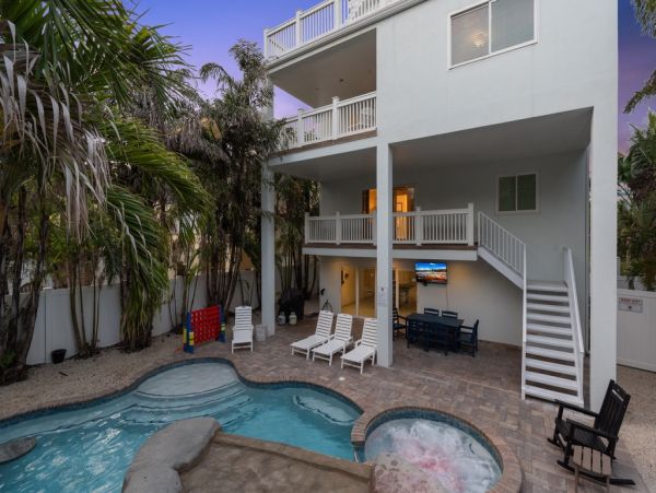 This Vacation Home Sleeps 22 - Walk to Siesta Key Beaches
