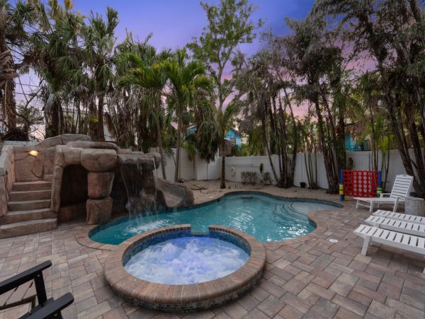 This Vacation Home Sleeps 22 - Walk to Siesta Key Beaches