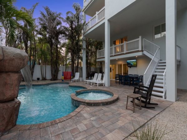 This Vacation Home Sleeps 22 - Walk to Siesta Key Beaches