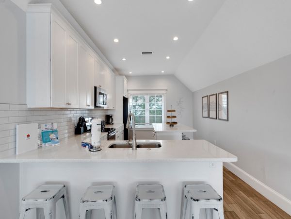 This Vacation Home Sleeps 22 - Walk to Siesta Key Beaches