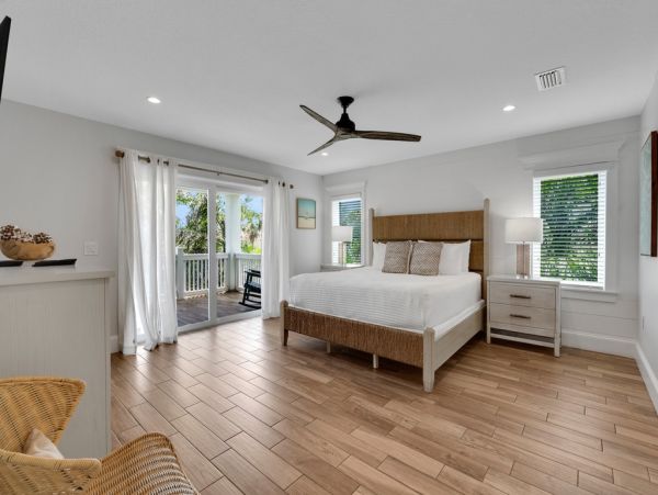 This Vacation Home Sleeps 22 - Walk to Siesta Key Beaches
