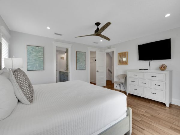 This Vacation Home Sleeps 22 - Walk to Siesta Key Beaches