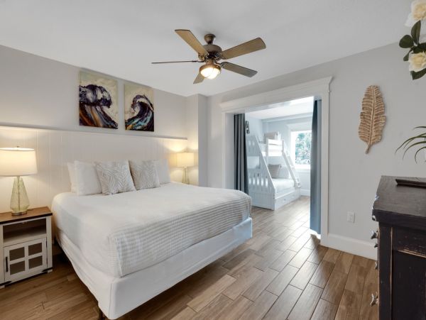 This Vacation Home Sleeps 22 - Walk to Siesta Key Beaches
