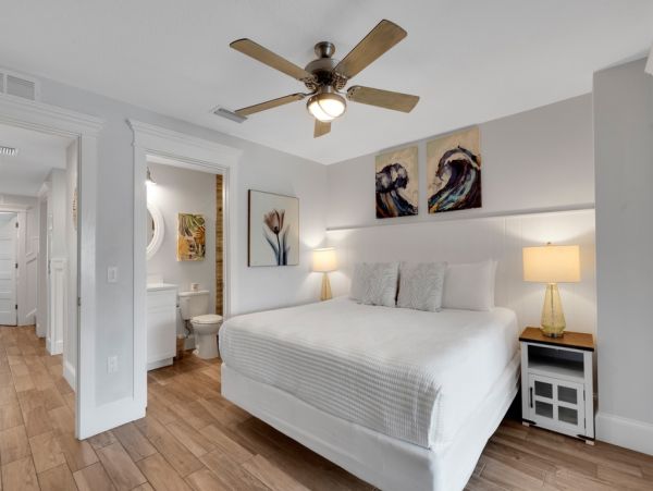 This Vacation Home Sleeps 22 - Walk to Siesta Key Beaches