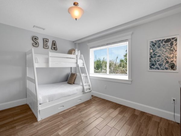 This Vacation Home Sleeps 22 - Walk to Siesta Key Beaches