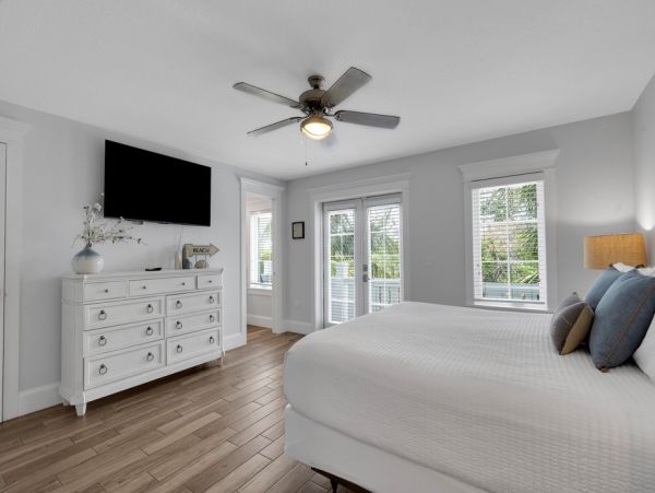 This Vacation Home Sleeps 22 - Walk to Siesta Key Beaches