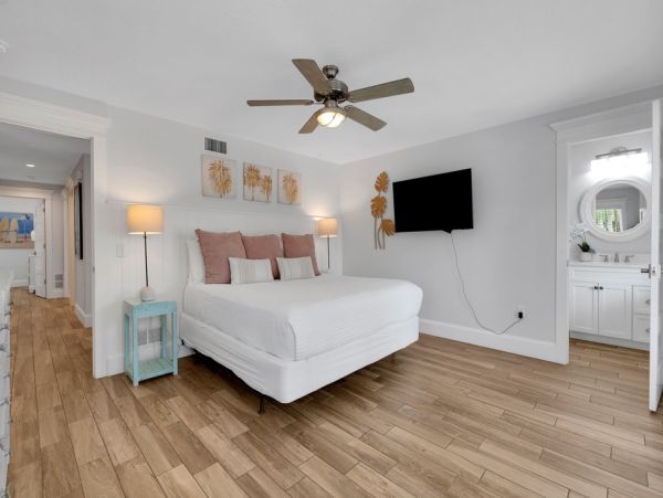 This Vacation Home Sleeps 22 - Walk to Siesta Key Beaches