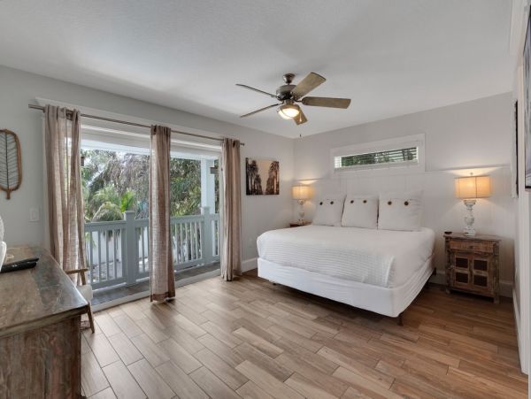 This Vacation Home Sleeps 22 - Walk to Siesta Key Beaches