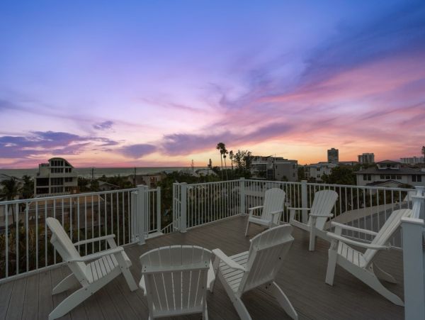 This Vacation Home Sleeps 22 - Walk to Siesta Key Beaches