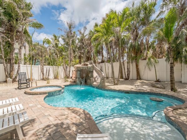 This Vacation Home Sleeps 22 - Walk to Siesta Key Beaches