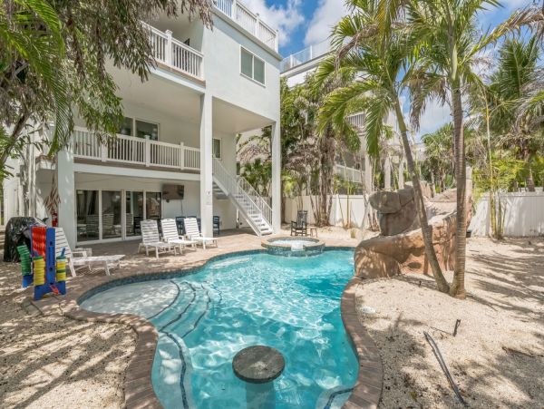 This Vacation Home Sleeps 22 - Walk to Siesta Key Beaches
