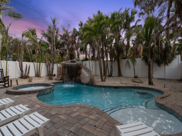 This Vacation Home Sleeps 22 - Walk to Siesta Key Beaches