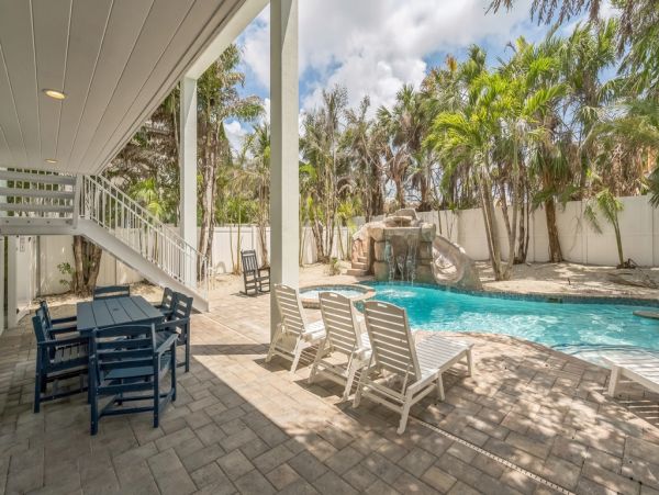 This Vacation Home Sleeps 22 - Walk to Siesta Key Beaches