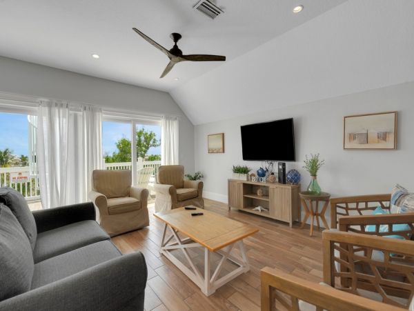 This Vacation Home Sleeps 22 - Walk to Siesta Key Beaches