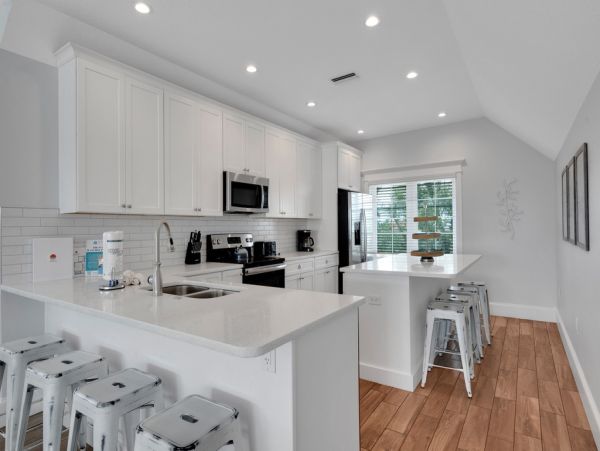 This Vacation Home Sleeps 22 - Walk to Siesta Key Beaches
