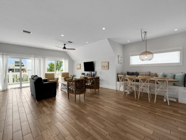 This Vacation Home Sleeps 22 - Walk to Siesta Key Beaches