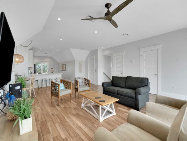 This Vacation Home Sleeps 22 - Walk to Siesta Key Beaches