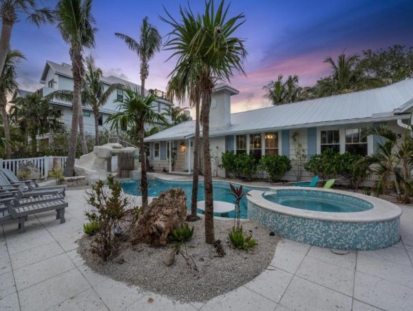 Largest Vacation Rental Homes on Siesta Key that Sleeps 23!