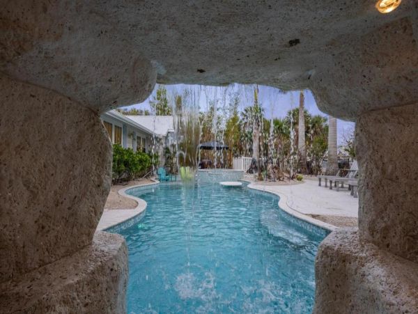 Largest Vacation Rental Homes on Siesta Key that Sleeps 23!
