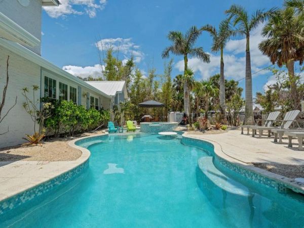 Largest Vacation Rental Homes on Siesta Key that Sleeps 23!