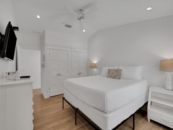 Largest Vacation Rental Homes on Siesta Key that Sleeps 23!