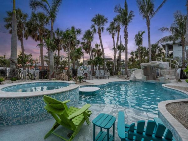 Largest Vacation Rental Homes on Siesta Key that Sleeps 23!