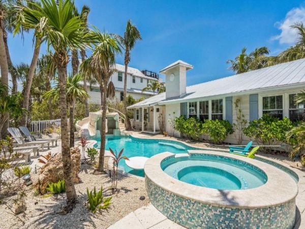 Largest Vacation Rental Homes on Siesta Key that Sleeps 23!