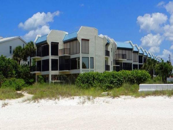 Holmes Beach Vacation Condo Located on the Beach 2 Bedrooms
