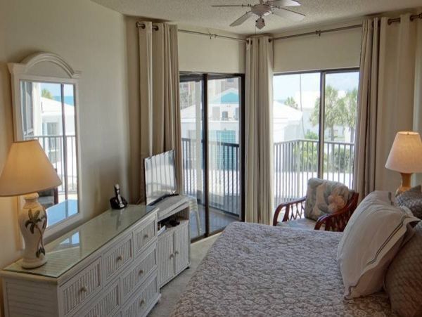 Holmes Beach Vacation Condo Located on the Beach 2 Bedrooms