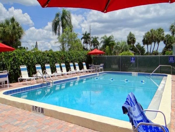 Holmes Beach Vacation Condo Located on the Beach 2 Bedrooms