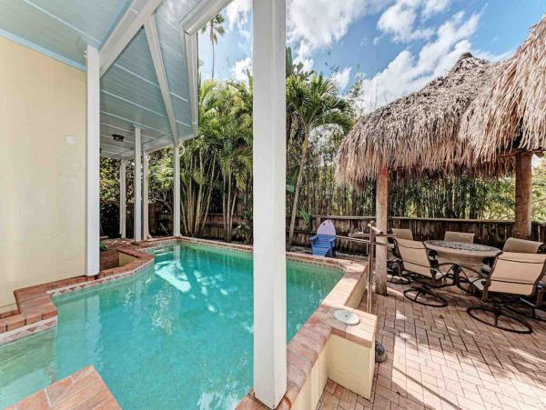 So Close to an Actual Anna Maria Island Beach House Sleeps 8