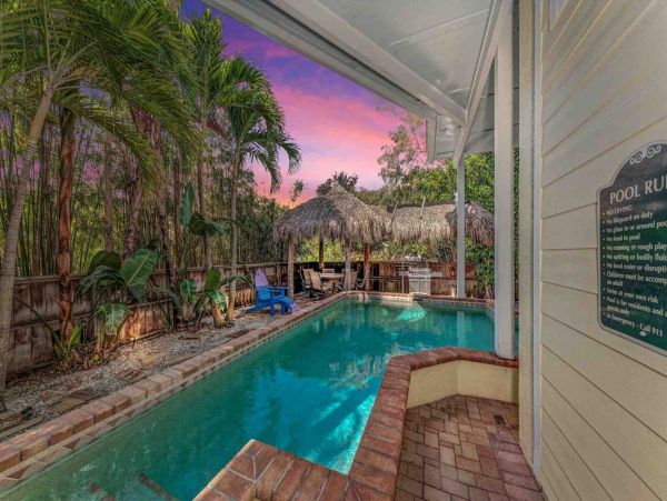 So Close to an Actual Anna Maria Island Beach House Sleeps 8