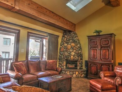 Five Bedroom Luxury 250 yards from Ski Condo to Gondola