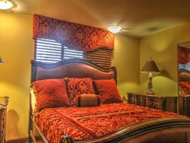 Five Bedroom Luxury 250 yards from Ski Condo to Gondola