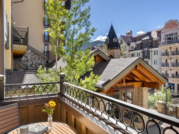 Luxury Mountain Retreat Three Bedroom Condo Walk to Ski Lifts