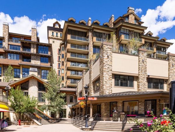 Luxury Mountain Retreat Three Bedroom Condo Walk to Ski Lifts