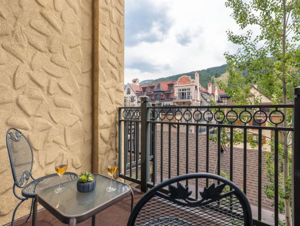 Luxury Mountain Retreat Three Bedroom Condo Walk to Ski Lifts