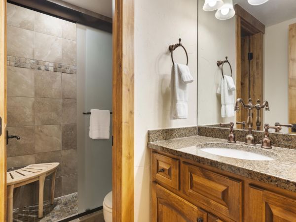 Luxury Mountain Retreat Three Bedroom Condo Walk to Ski Lifts