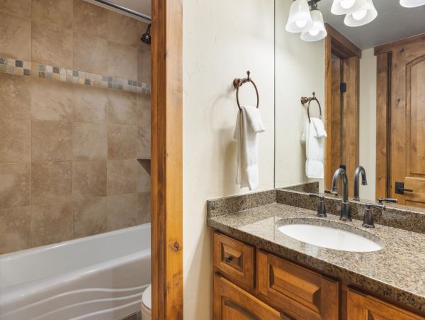 Luxury Mountain Retreat Three Bedroom Condo Walk to Ski Lifts