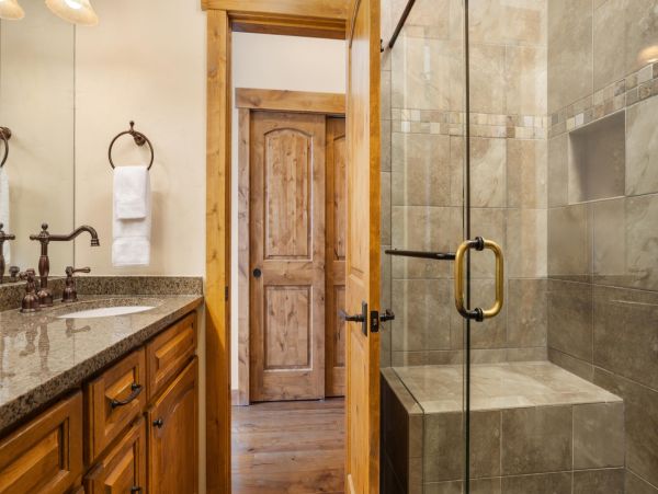Luxury Mountain Retreat Three Bedroom Condo Walk to Ski Lifts