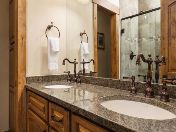 Luxury Mountain Retreat Three Bedroom Condo Walk to Ski Lifts