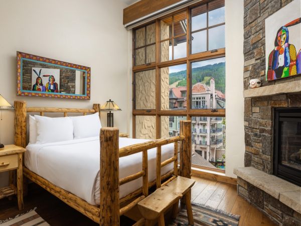 Luxury Mountain Retreat Three Bedroom Condo Walk to Ski Lifts