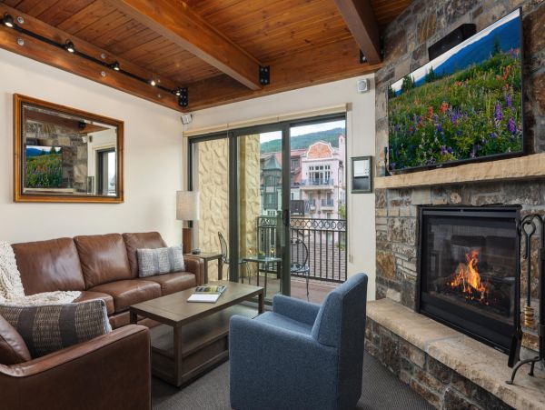 Luxury Mountain Retreat Three Bedroom Condo Walk to Ski Lifts
