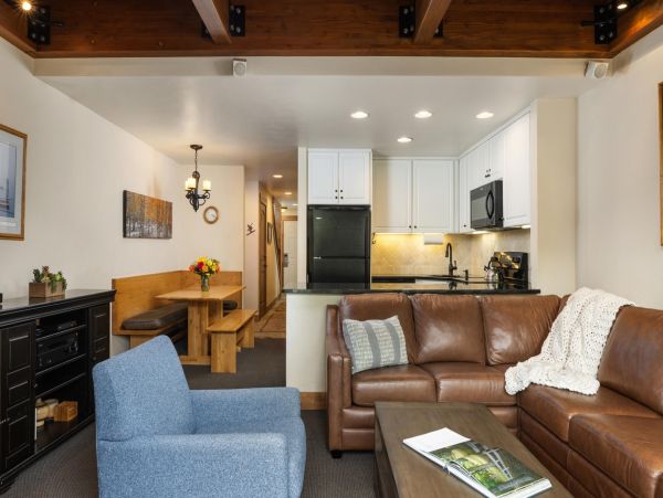 Luxury Mountain Retreat Three Bedroom Condo Walk to Ski Lifts