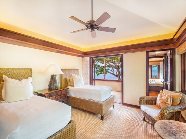Luxury Four Bedrooms Hawaii Beachfront Villa
