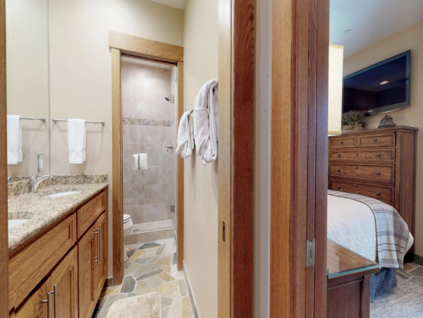 Three Bedroom Vacation Condo Sleeps 7 Walk to Ski Lift