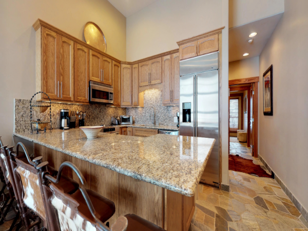 Three Bedroom Vacation Condo Sleeps 7 Walk to Ski Lift