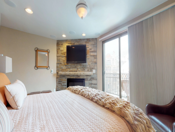 Three Bedroom Vacation Condo Sleeps 7 Walk to Ski Lift