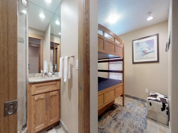 Three Bedroom Vacation Condo Sleeps 7 Walk to Ski Lift