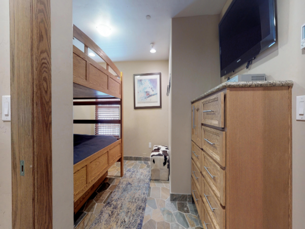 Three Bedroom Vacation Condo Sleeps 7 Walk to Ski Lift